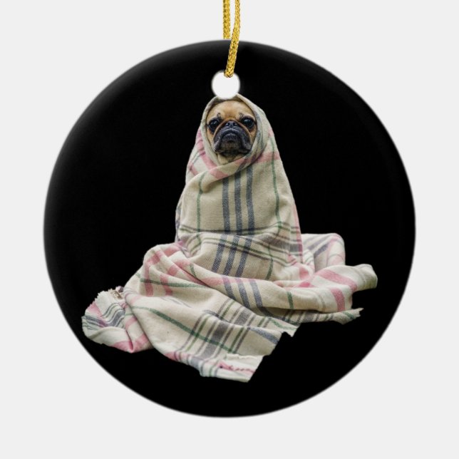 Mops in einer Decke Keramikornament (Vorne)