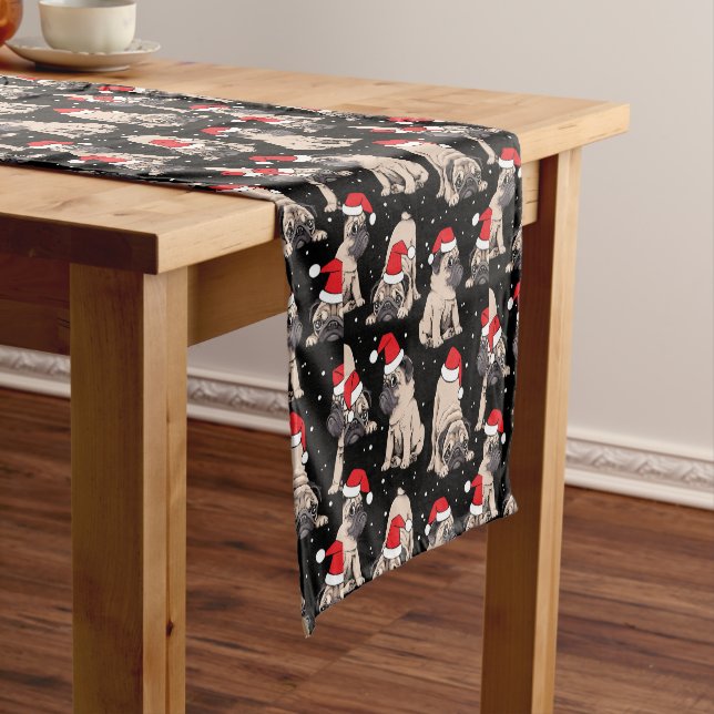 Mops in Weihnachtsmannmützen Weihnachtsmuster Kurzer Tischläufer (Beispiel)