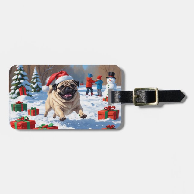 Mops läuft im Schnee mit Weihnachtshut Gepäckanhänger (Vorderseite horizontal)