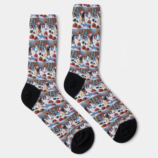Mops läuft im Schnee mit Weihnachtshut Socken (Rechts)