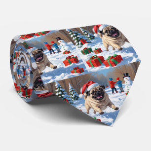 Mops läuft im Schnee mit Weihnachtsmütze Krawatte