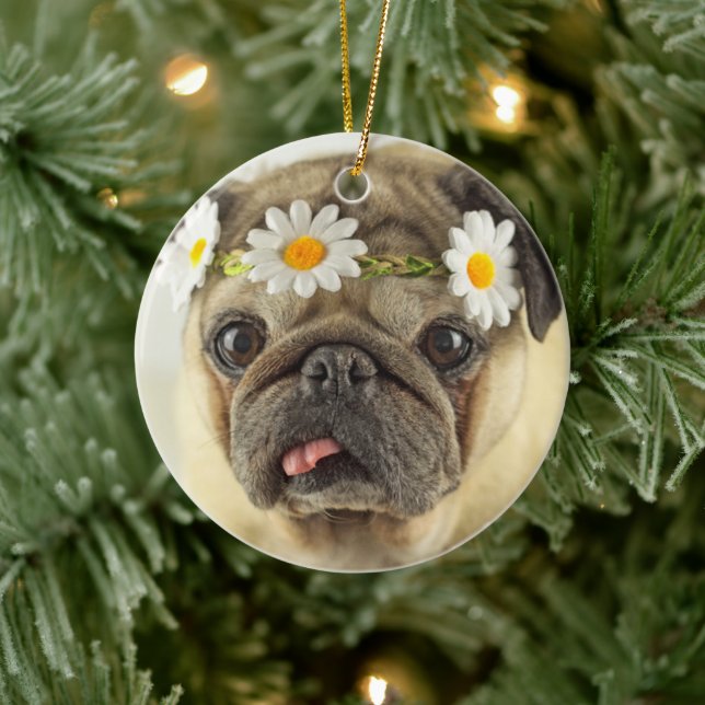 Mops mit Daisy Crown Keramik Ornament (Baum)