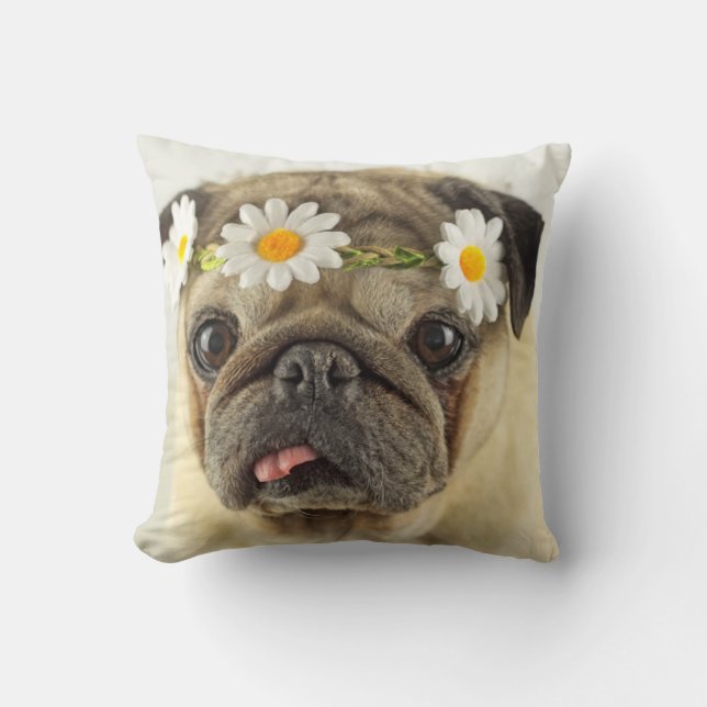 Mops mit Daisy Crown Kissen (Vorderseite)