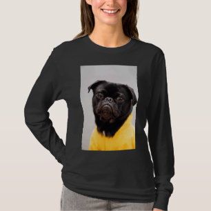 Mops mit einem gelben T - Shirt Classic T - Shirt