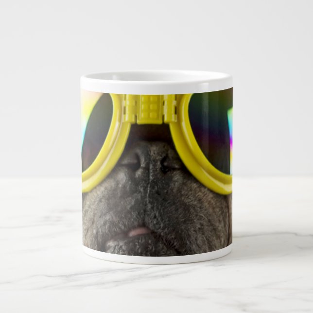 Mops mit Goggles Jumbo-Tasse (Vorderseite)