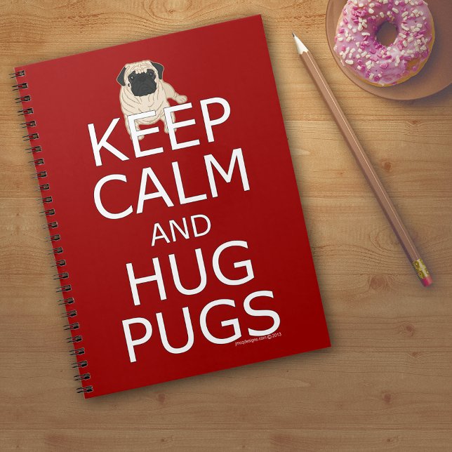 Mops mit kaltem Umarmen Text rot gestrichen behalt Notizblock (Keep Calm Hug Pugs Text Red blank lined Notebook)