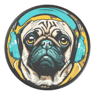 Mops mit Kopfhörer Eishockey Puck