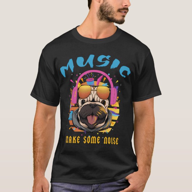 Mops mit Kopfhörern T-Shirt (Vorderseite)