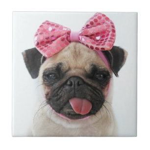 Mops mit rosa Bow Fliese
