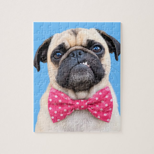 Mops mit rosa Fliege (Vertikal)