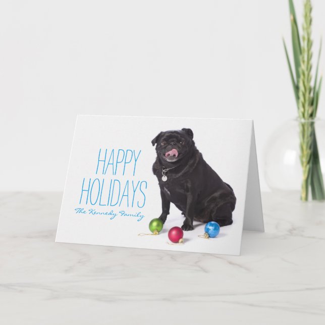 Mops mit Weihnachtsverzierungen Feiertagskarte (Vorderseite)