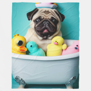 Mops Paradies: Badefreudigkeit in der Tube Fleecedecke
