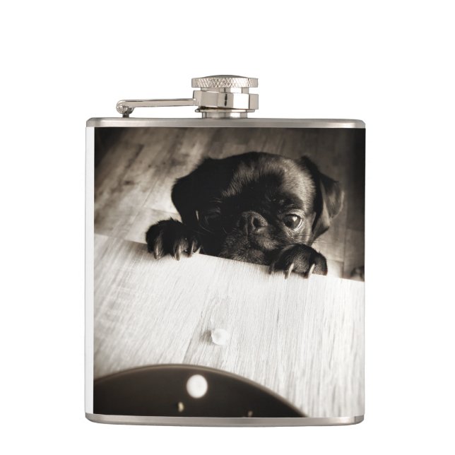 Mops pinkeln in bw flachmann (Vorderseite)