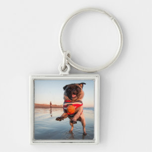 Mops spielen am Strand Schlüsselanhänger