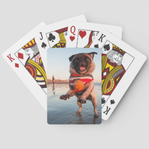 Mops spielen am Strand Spielkarten