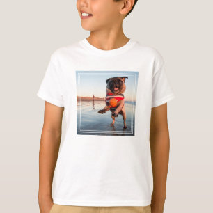 Mops spielen am Strand T-Shirt
