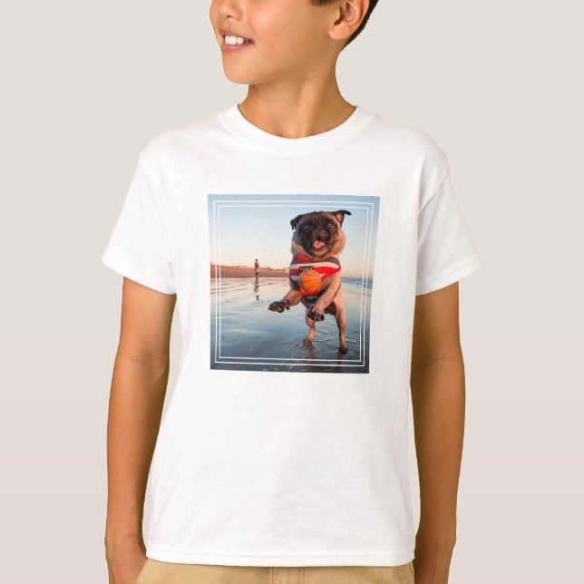 Mops spielen am Strand T-Shirt (Vorderseite)