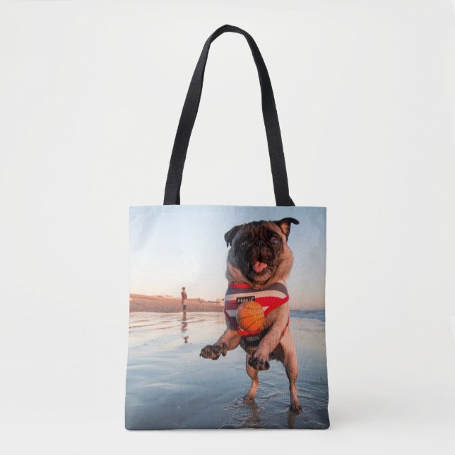 Mops spielen am Strand Tasche (Vorderseite)