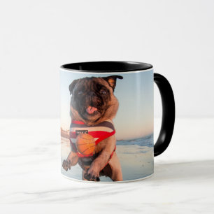 Mops spielen am Strand Tasse
