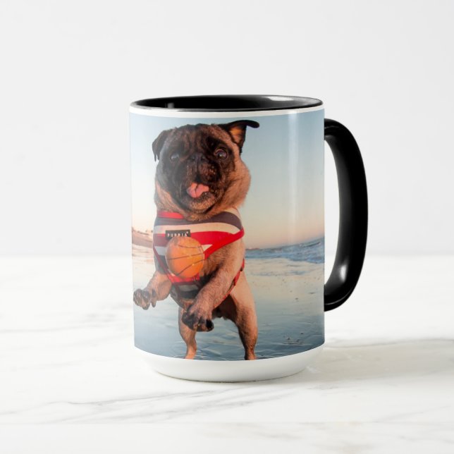 Mops spielen am Strand Tasse (VorderseiteRechts)