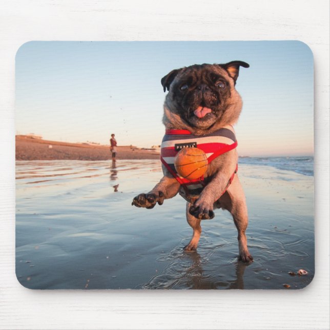 Mops spielt Ball am Strand Mousepad (Vorne)