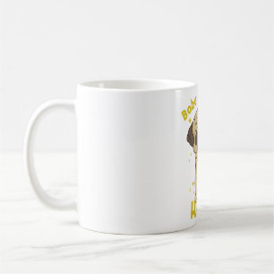 Mops trinkt Boba Kaffeetasse
