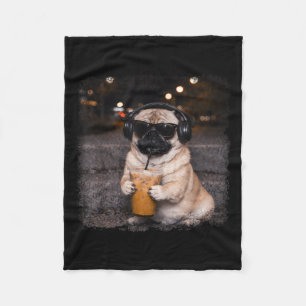Mops trinkt Eiskaffee Liebhaber Humor lustiger Hun Fleecedecke