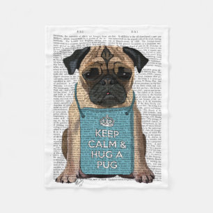 Mops umarmen fleecedecke