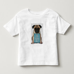 Mops umarmen kleinkind t-shirt