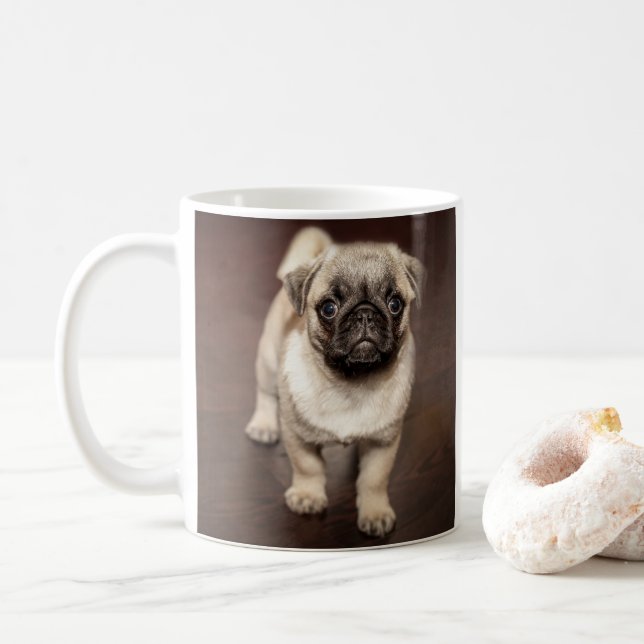 Mops Welpe auf poliertem Holzfußboden Kaffeetasse (Mit Donut)