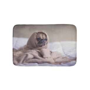 Mops Welpe Hund Cuddling in einem warmen Handtuch  Badematte