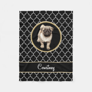 Mops-Welpe Schwarz-weißes Quatrefoil mit Namen Fleecedecke