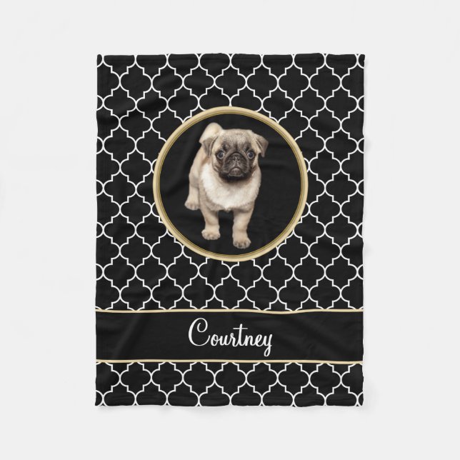 Mops-Welpe Schwarz-weißes Quatrefoil mit Namen Fleecedecke (Vorderseite)