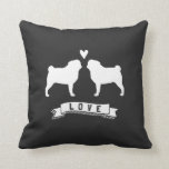 Möpsen Liebe - Hunde Silhouetten mit dem Herzen Kissen<br><div class="desc">Dieses niedliche Möpse dekorative Kissen ist ein originelles Geschenk für Hochzeiten oder Jahrestage. Weiße Silhouetten von zwei Möpsen in Liebe. Ein lustiges Geschenk für Neuankömmlinge,  Brautpartys,  Valentinstag,  Partys zur Hauserwärmung und Meilenstein-Jubiläen.</div>