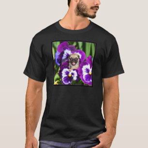 Mopswelpe im Stiefmütterchen T-Shirt