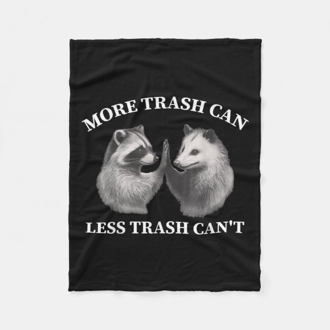 More Trash Can Less Trash Can't Funny Raccoon Ossu Fleecedecke (Vorderseite)