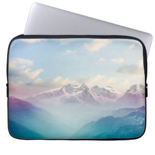 Morgen-Nebel in einem alpinen Tal Laptopschutzhülle
