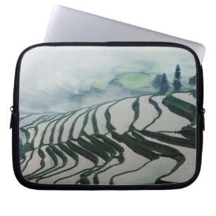 Morgen-Nebel über Reis-Feldern Laptopschutzhülle