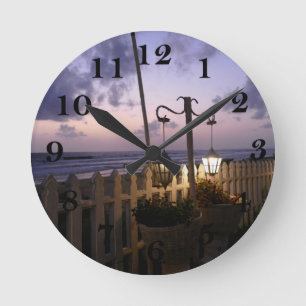 Morgendämmerung am Strand Runde Wanduhr