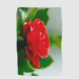 Morgengrauen rote Rose mit Taubstropfen Golfhandtuch