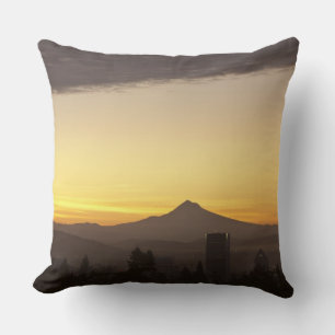 Morgenhimmel über Portland und Mt. Hood, Oregon Kissen