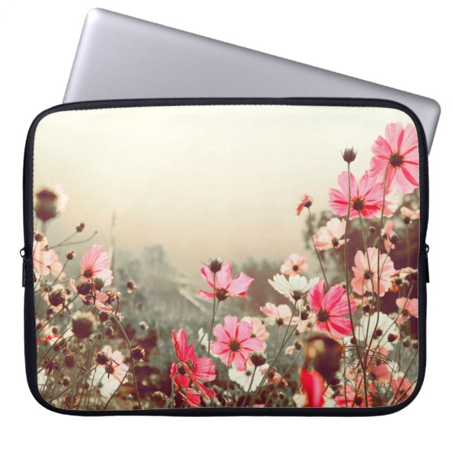 Morgenlicht, blühender rosa Kosmos. Laptopschutzhülle (Vorderseite)