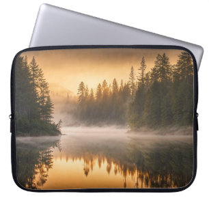 Morgennebel am Fluss in den Pinien Laptopschutzhülle