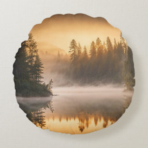 Morgennebel am Fluss in den Pinien Rundes Kissen