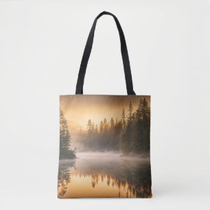 Morgennebel am Fluss in den Pinien Tasche