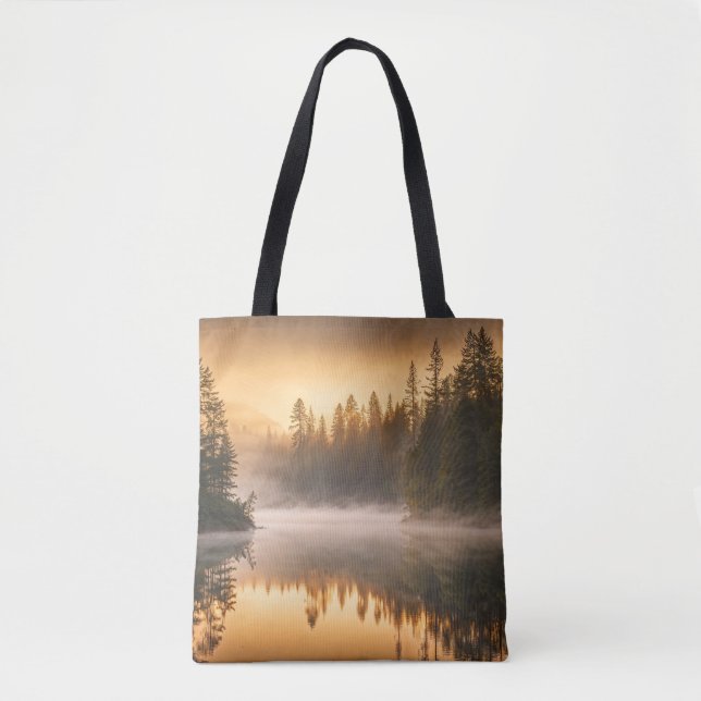 Morgennebel am Fluss in den Pinien Tasche (Vorderseite)