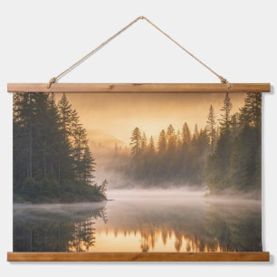 Morgennebel am Fluss in den Pinien Wandteppich Mit Holzrahmen