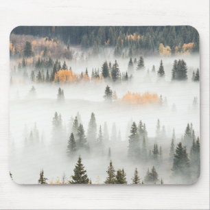 Morgennebel bedeckt Bergwald Mousepad
