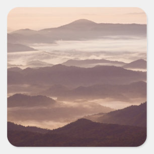 Morgennebel in den südlichen Appalachen Quadratischer Aufkleber