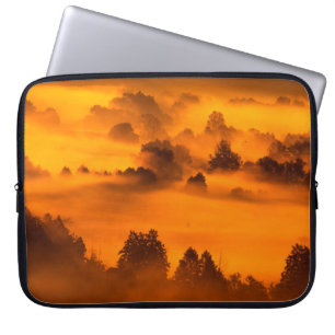 Morgennebel über der Flussniederungabstract, belie Laptopschutzhülle